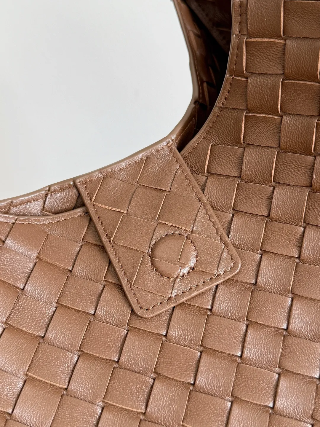Batch 2760 new products are coming! BOTTEGA VENETA Bottega Veneta's 2025 new Campana shoulder bag is on the market~ First of all, I would like to praise the weight of this bag. As a not too small bag, it is very light for daily use. For people like me who need to carry a lot of belongings when going out, this advantage is great, and it greatly reduces the burden of traveling. 🛍️The shape is a bit like a combination of parachute and jodie. The blunt triangle shape is cute and honest. Carrying it on your back when going shopping is a good mood accelerator. The handles and body of the bag are both classic weaves. A tie is added to the original open design. If it is not tied up, the bag will look like a small vegetable basket when carried. Style number: 844250 Size: 39*24*18.5cm